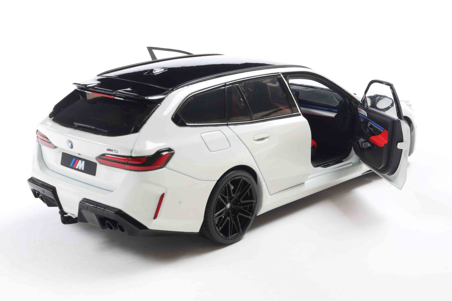 Solido 2024 BMW M5 (G99) M5 Touring M Wagon Alpine White 1:18