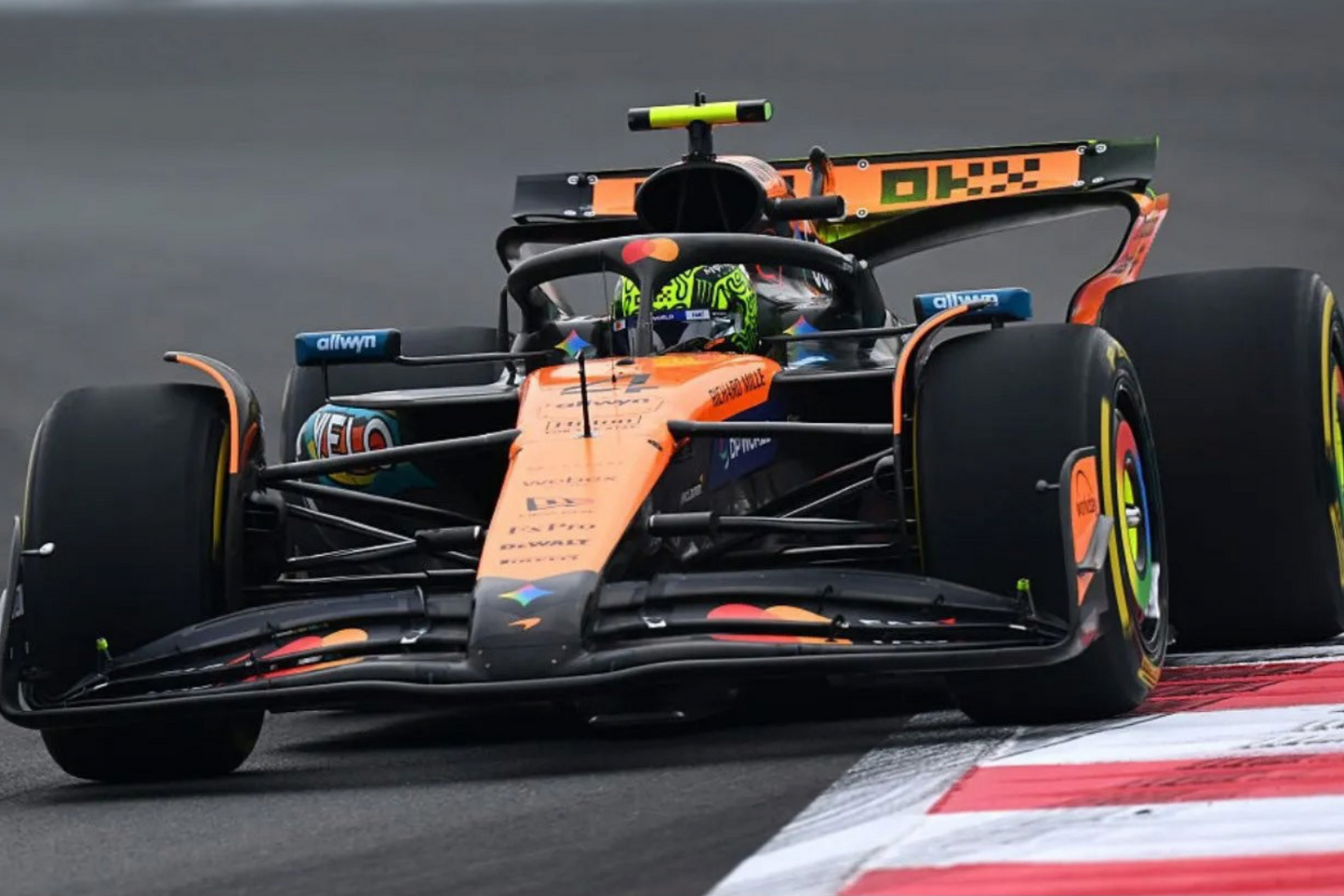 Minichamps Mclaren F1 Team MCL39 Orange L. Norris World Champion Abu Dhabi GP 2025 1:18