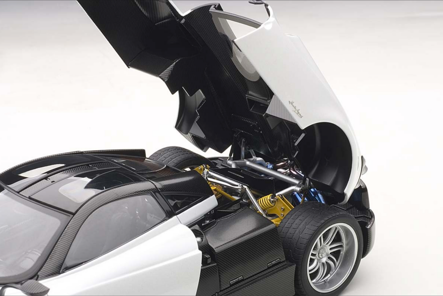 AUTOart Pagani Huayra White AUTOart Signature DIECAST 1:18