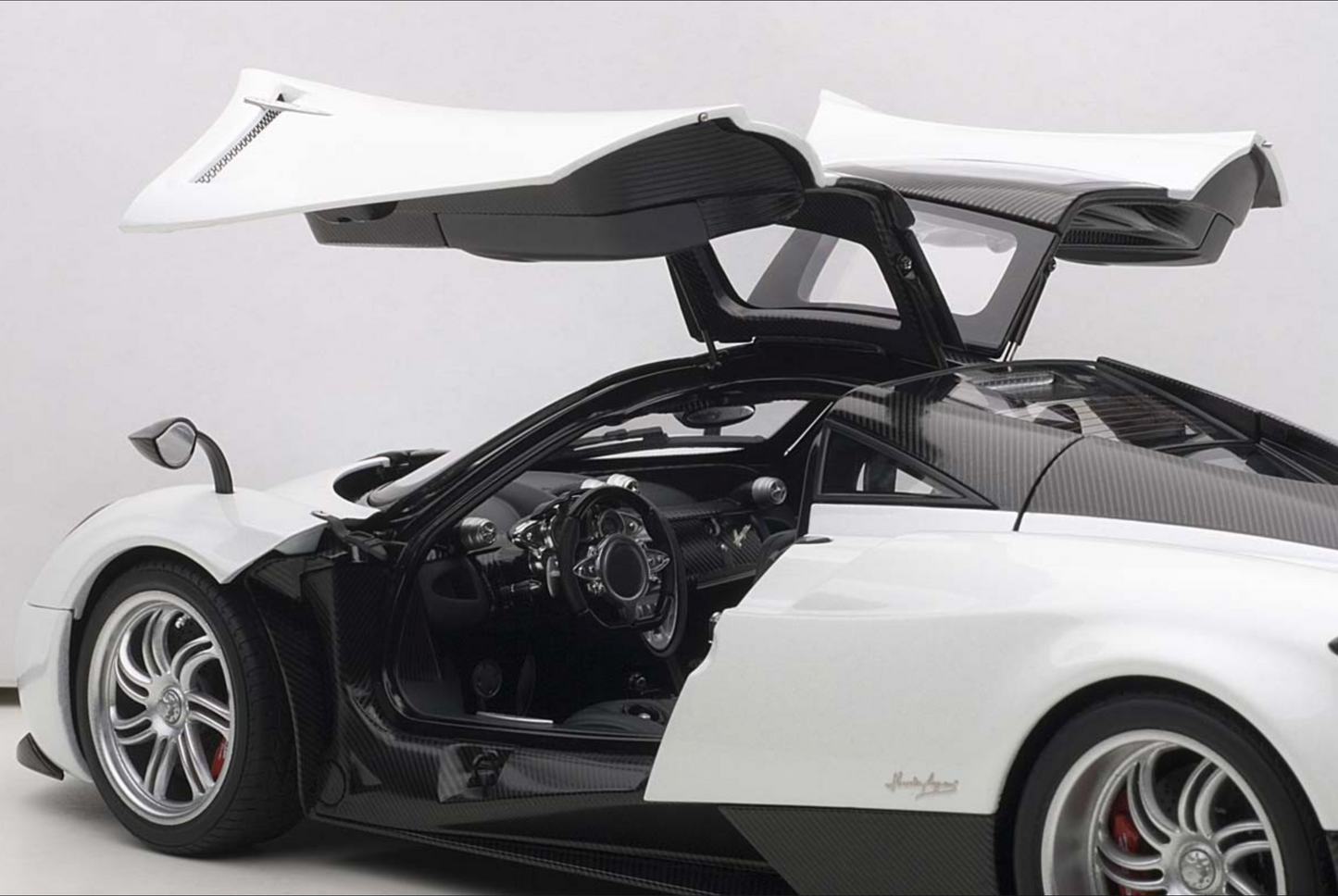 AUTOart Pagani Huayra White AUTOart Signature DIECAST 1:18