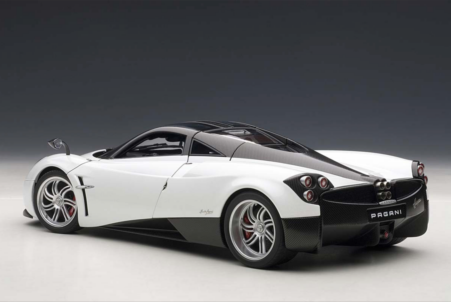 AUTOart Pagani Huayra White AUTOart Signature DIECAST 1:18