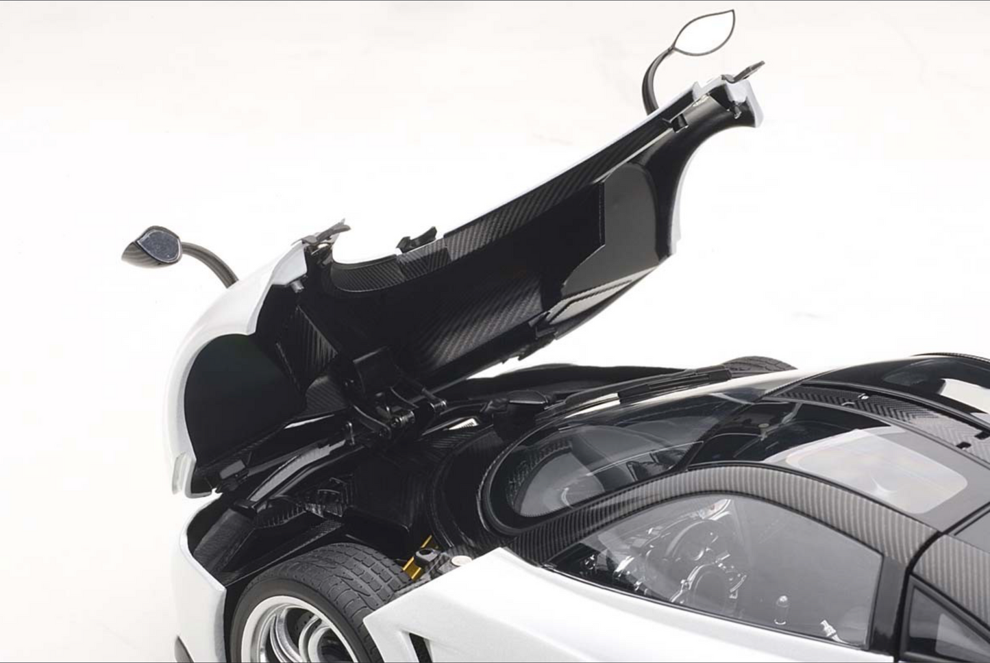 AUTOart Pagani Huayra White AUTOart Signature DIECAST 1:18