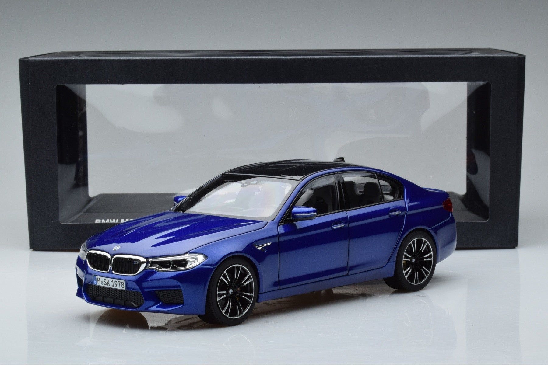 BMW M5 1/18 スケールモデル 青 BMW M5 1/18 スケールモデル 青 BMW M5 1/18 スケールモデル 青 1/18