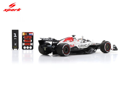 Spark-Model F1 RB21 Team Oracle Red Bull Racing #1 Winner Japan GP 2025 (Verstappen) 1:18 WITH DISPLAY