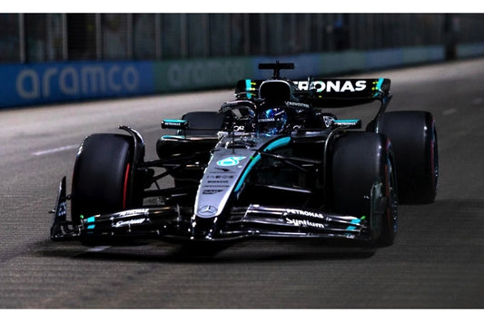 Spark-Model Mercedes W16 Team Mercedes-AMG Petronas #63 Winner Singapore GP 2025 (Russell) 1:18 WITH DISPLAY
