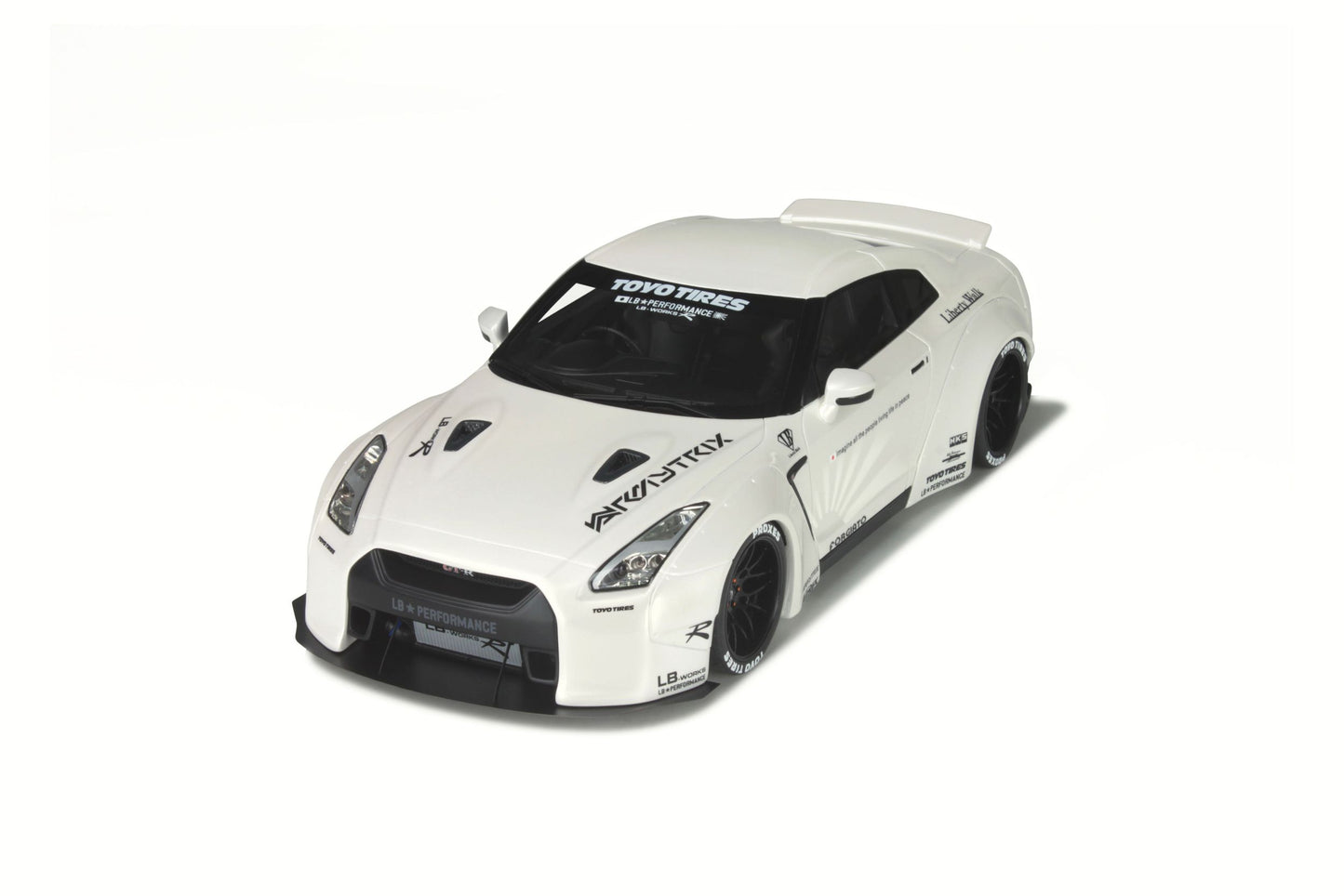 GT Spirit 2016 Nissan Skyline GT-R (R35) LB Performance White 1:18
