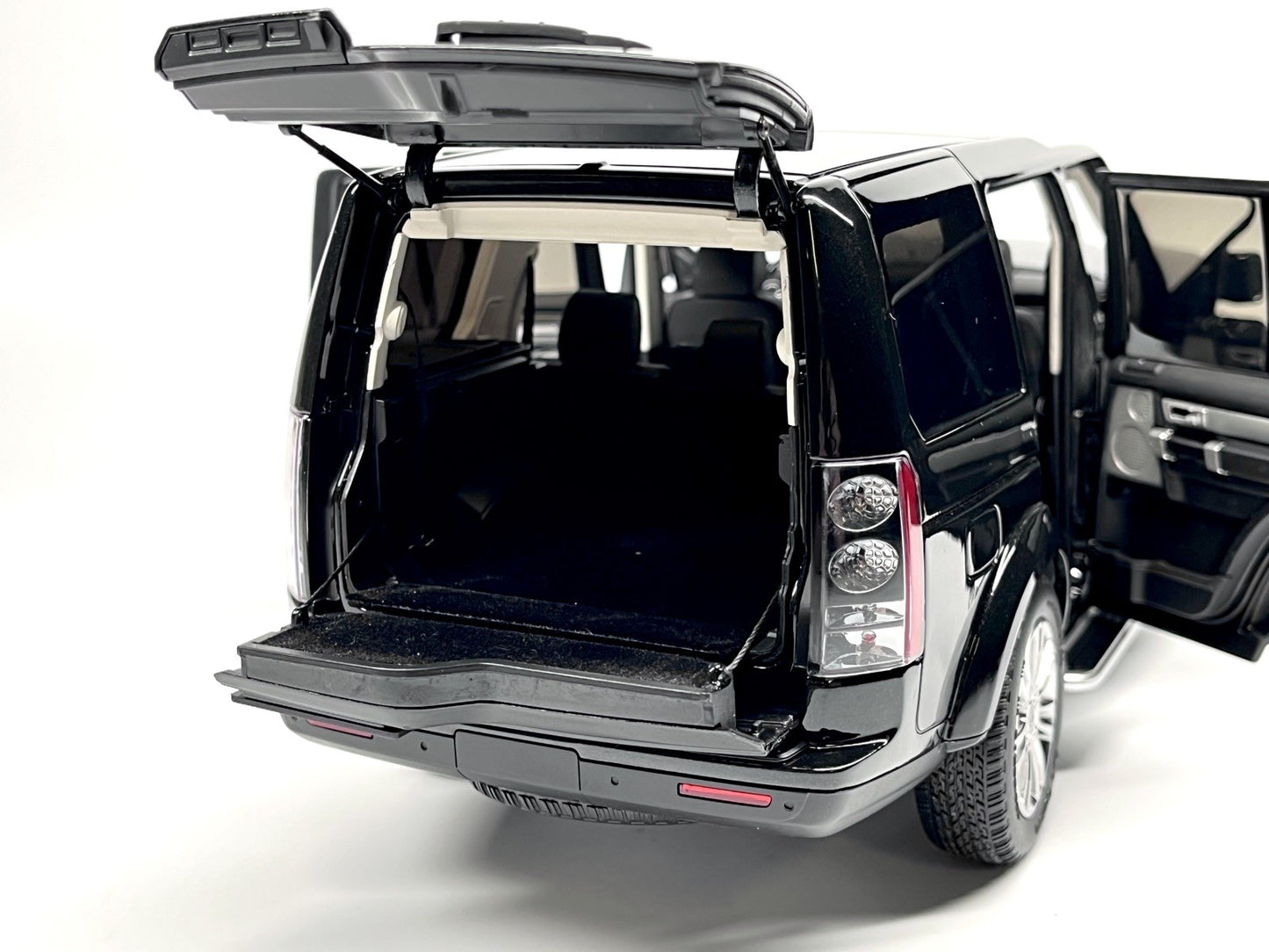 Whelart Land Rover Discovery 4 Black Metallic 1:18