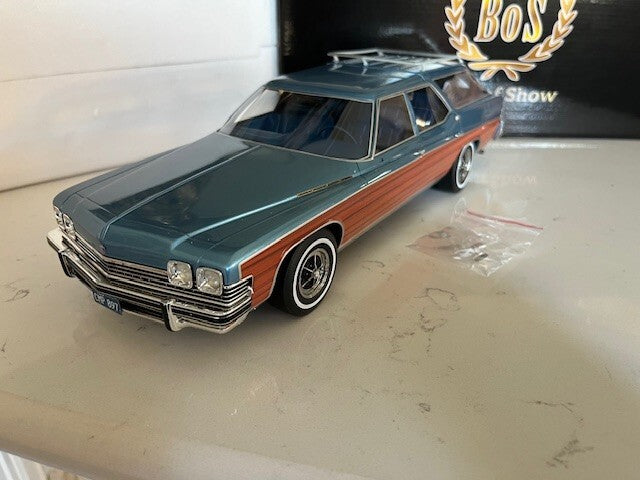 BoS-Models 1974 Buick Estate Wagon Station Wagon Blue w/ Wood Grain 1:18