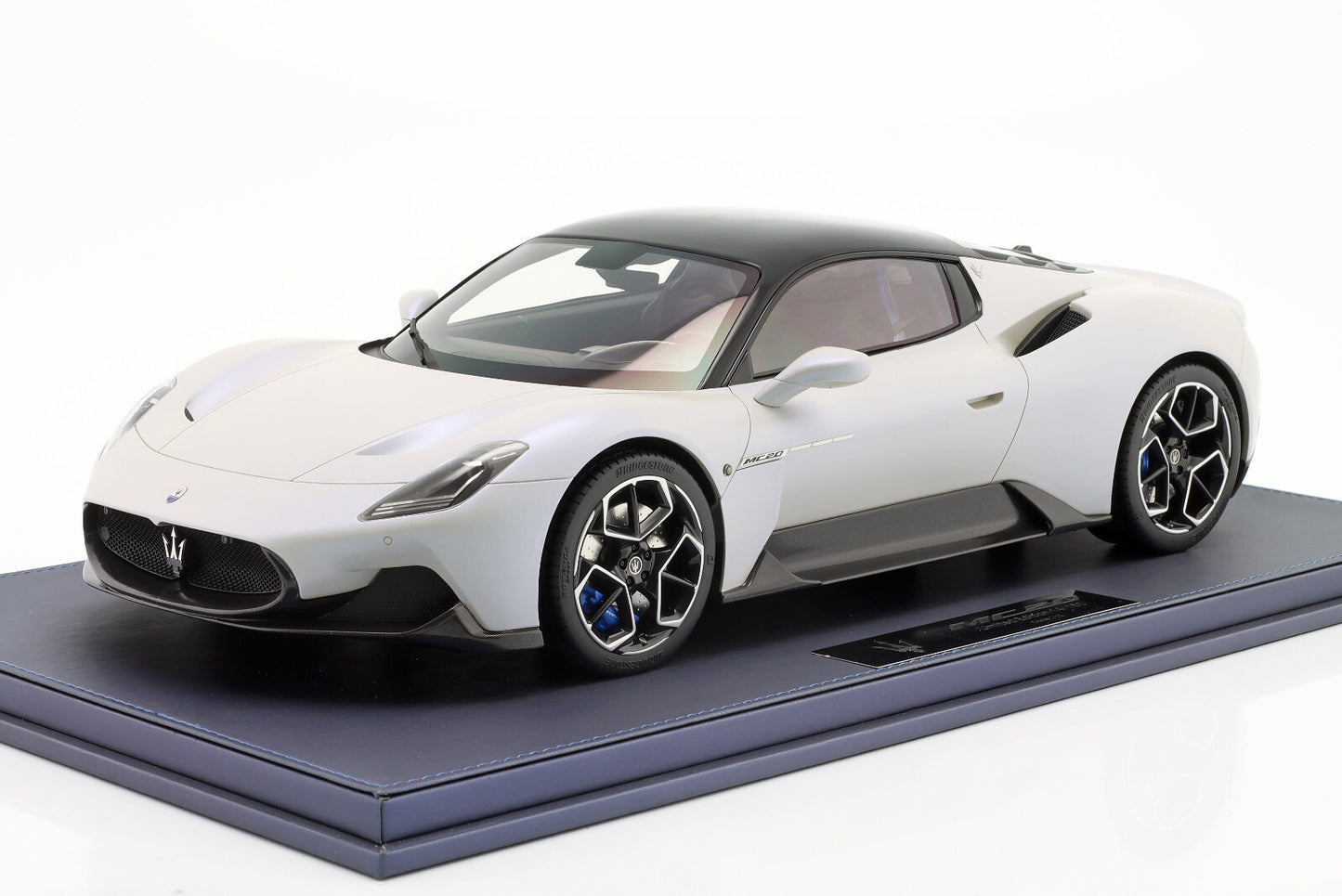 Maserati 2020 MC20 Bianco Audace Matte White 1:12 WITH DISPLAY