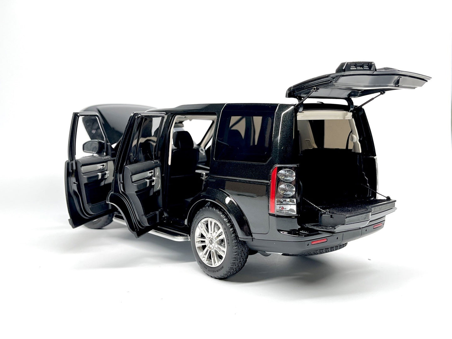 Whelart Land Rover Discovery 4 Black Metallic 1:18