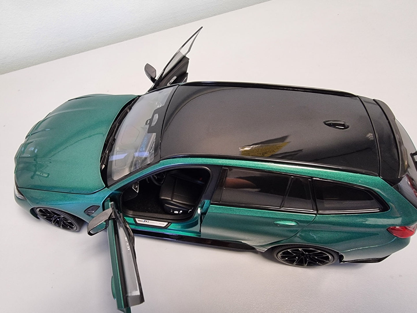 Minichamps BMW M3 Touring (G81) M Wagon Isle of Man Green Metallic 1:18 DEALER EDITION