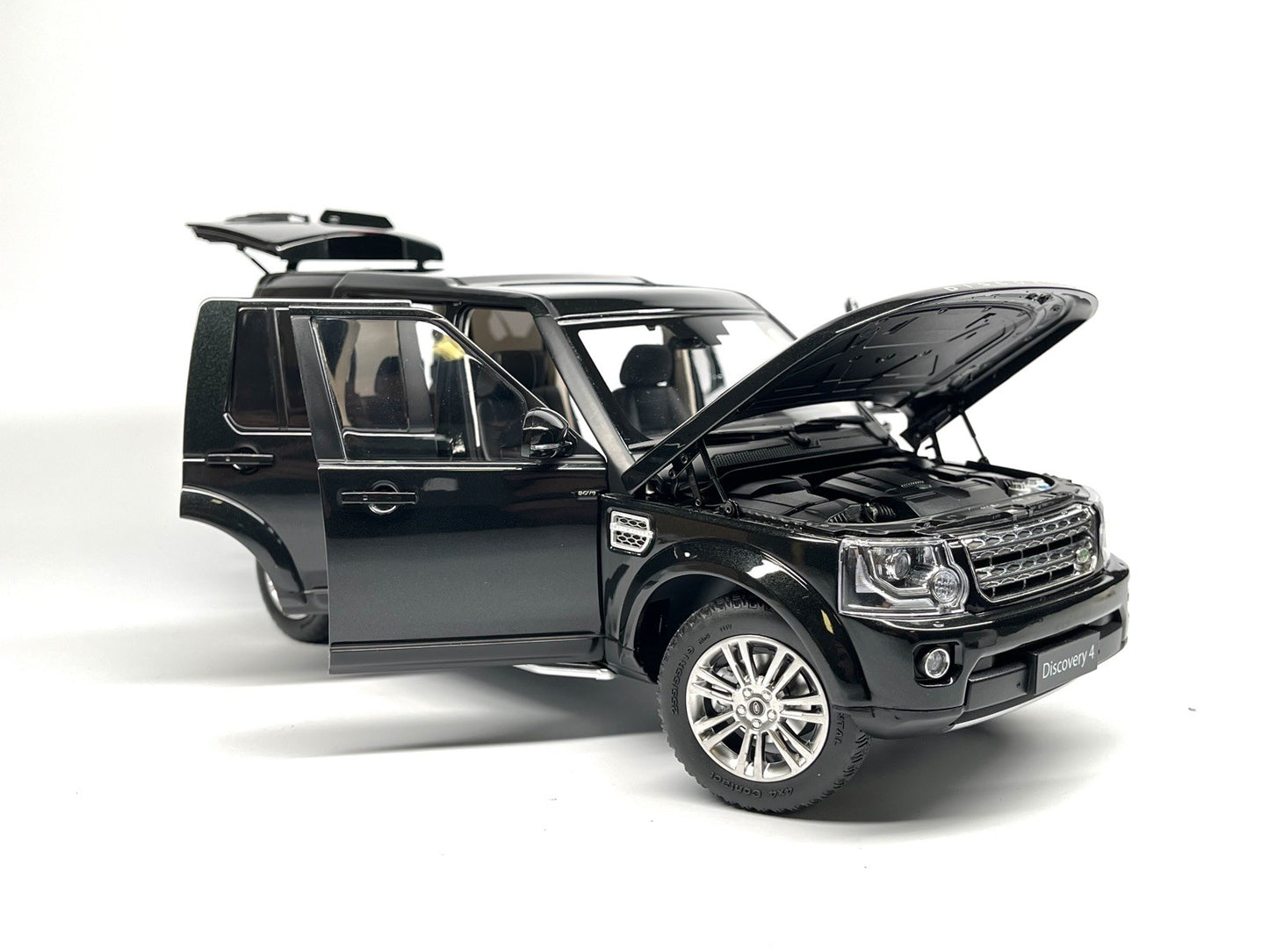 Whelart Land Rover Discovery 4 Black Metallic 1:18