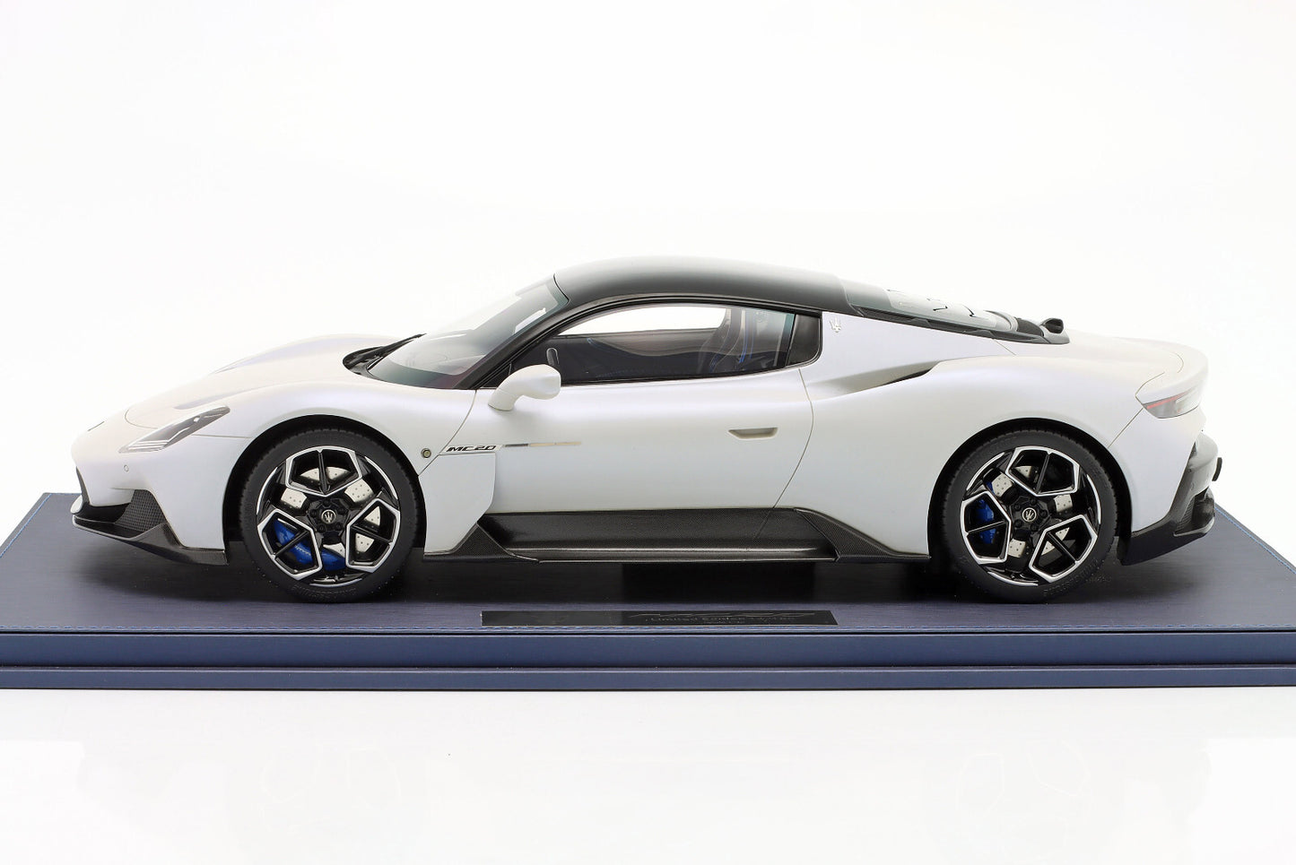 Maserati 2020 MC20 Bianco Audace Matte White 1:12 WITH DISPLAY