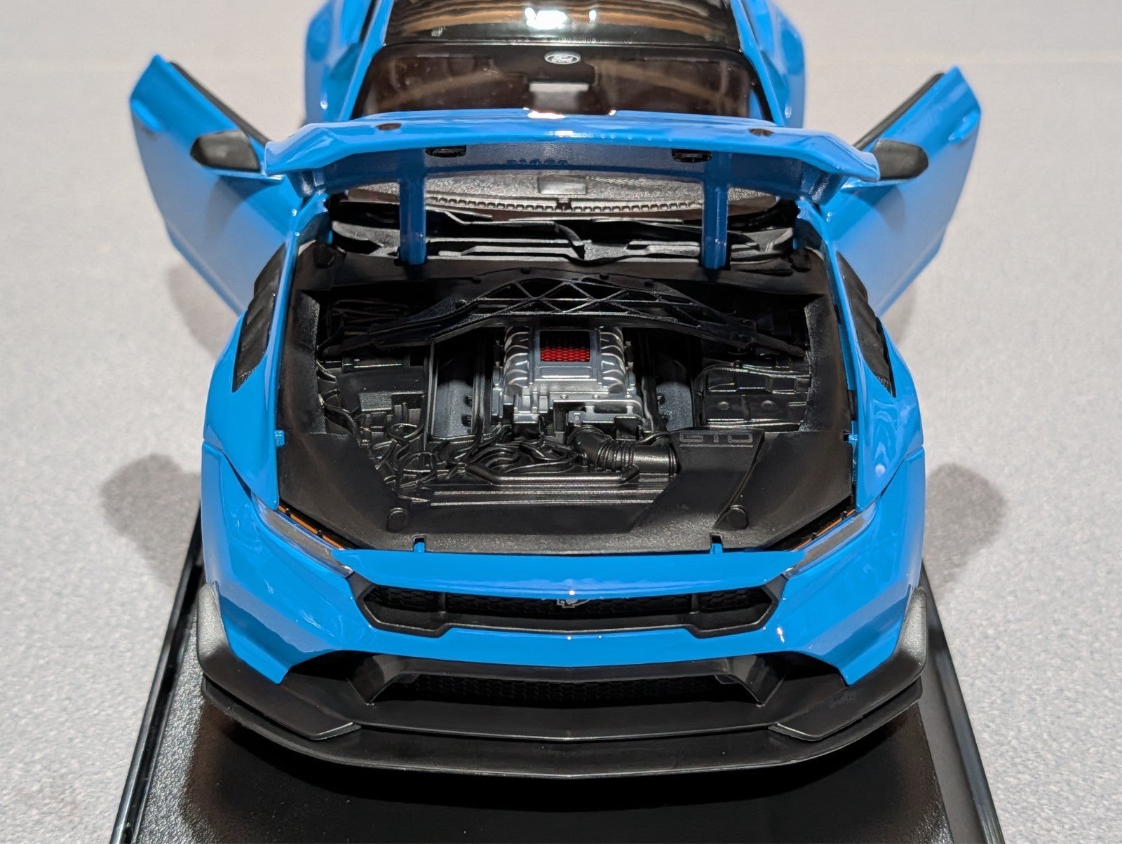 Maisto 2025 Ford USA Mustang GTD 5.2L V8 Grabber Blue 1:18 – STM